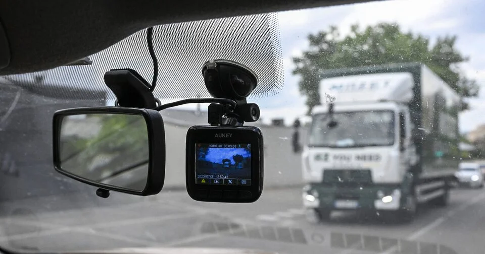 À partir de ce 7 juillet, votre voiture vous regarde dans le blanc des yeux et clignote en cas de gros freinage
