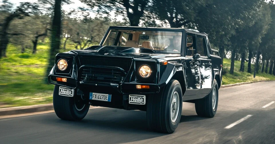 Lamborghini LM002 : au volant du baroudeur le plus fou de l’histoire