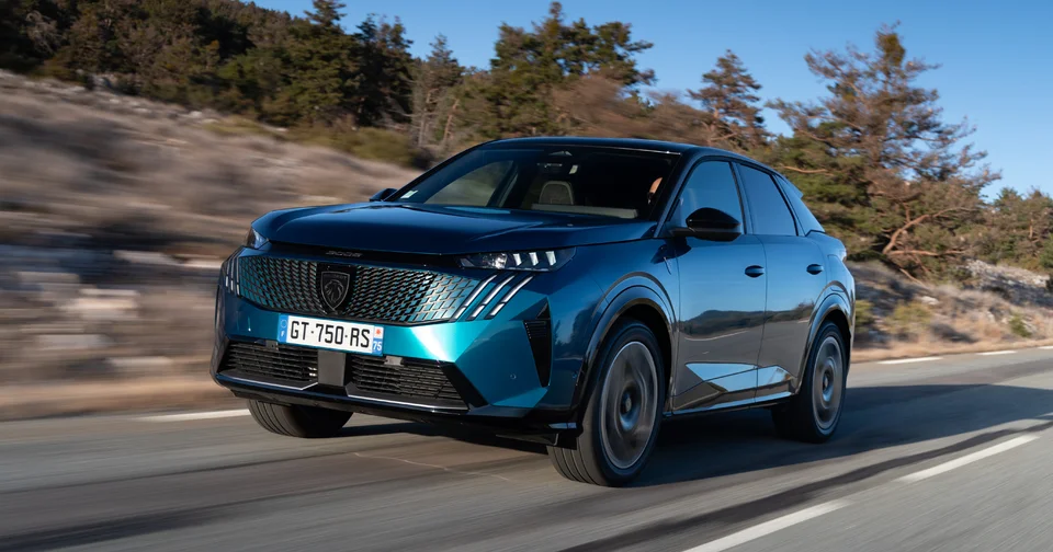 Avec sa grosse batterie, le Peugeot e-3008 Long Range est-il le SUV parfait pour les familles ?