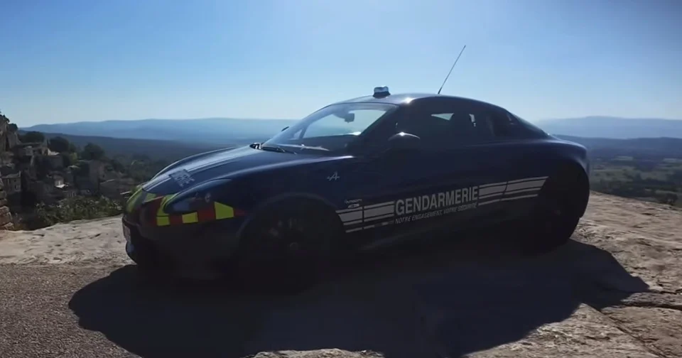 Les gendarmes espèrent « vous faire rêver » avec leur Alpine A110 posée dans l’un des plus beaux villages de France