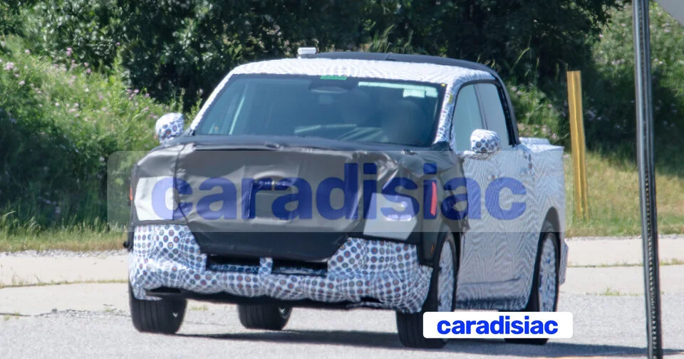 Camouflage enveloppant pour le futur Ford pick-up EV. Un véhicule électrique qui sera en vente aux Etats-Unis mais aussi en Europe l’an prochain.