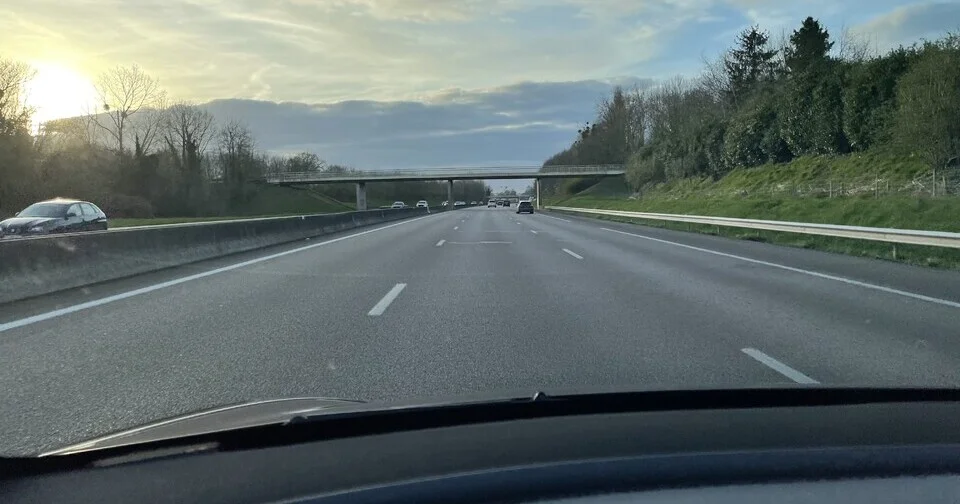 Que risquent ceux qui roulent sur la voie du milieu sur l’autoroute ?