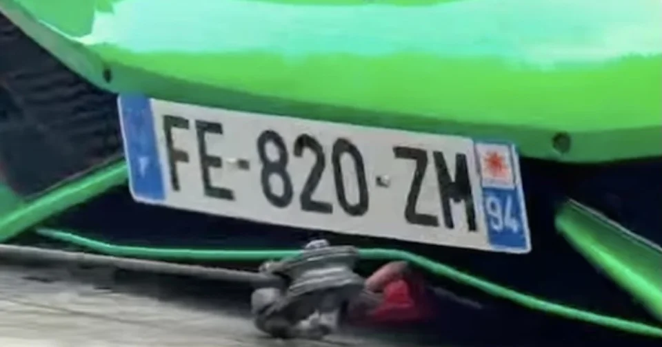 Mais que fait la police de Paris à cette pauvre Lamborghini ?