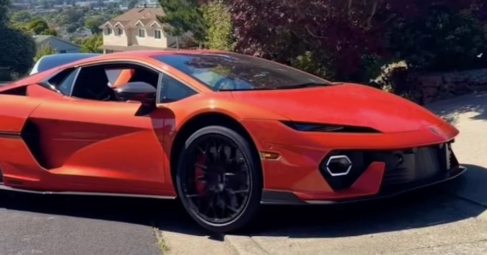 Pourquoi cette Lamborghini n’arrive pas à franchir un tout petit trottoir