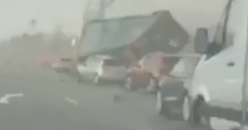 Sur l’autoroute près de Saint-Etienne, la tornade a renversé les camions