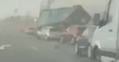 Sur l’autoroute près de Saint-Etienne, la tornade a renversé les camions