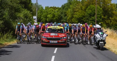 Sueur froide à 80 km/h : Caradisiac a suivi la formation des pilotes du Tour de France