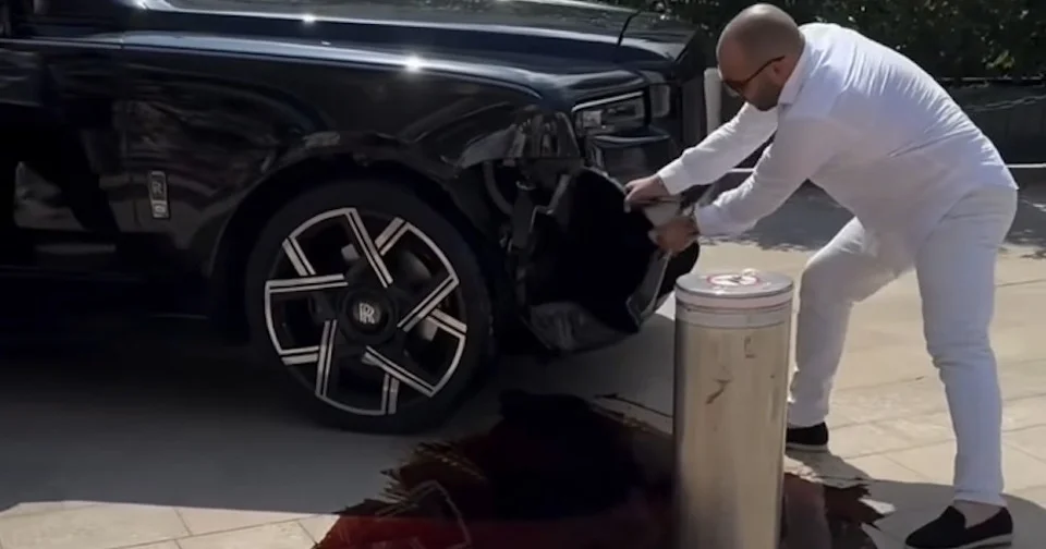 A Monaco, un conducteur imprudent empale son SUV Rolls-Royce puis inonde le sol d’huile