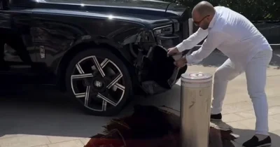 A Monaco, un conducteur imprudent empale son SUV Rolls-Royce puis inonde le sol d’huile