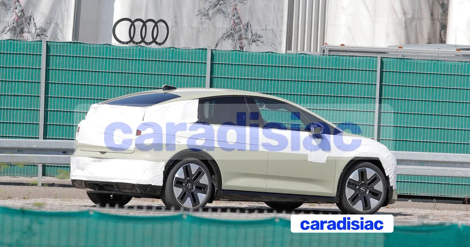 Avant sa présentation officielle, la nouvelle Audi A2 e-tron se dévoile un peu plus et affiche un profil original inspiré de celle de l’ancienne A2.