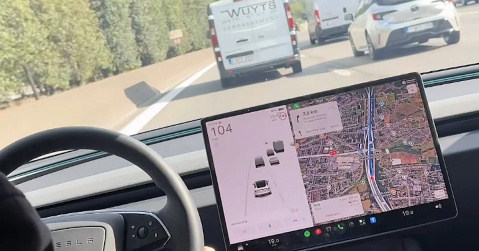 Il trouve une technique créative en Tesla pour demander à la voiture devant lui de le laisser passer
