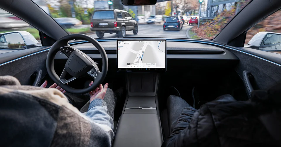 Pourquoi la France refuse pour l’instant d’autoriser la conduite autonome de Tesla