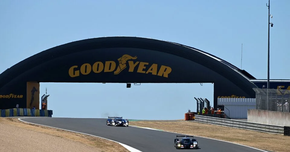 Il vient au Mans pour suivre Le Mans Classic, puis laisse un avis sur Booking en se plaignant du bruit à l’hôtel
