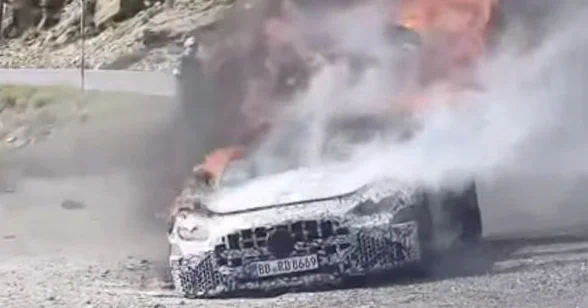 Personne n’a réussi à éteindre ce prototype de Mercedes SL dévoré par les flammes