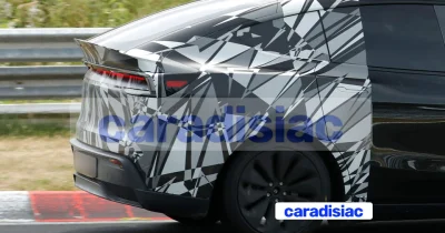 Déjà commercialisé en Chine et aux États-Unis, le SUV Tesla Model Y L sera bientôt lancé en Europe. Il est encore en période d’essai.