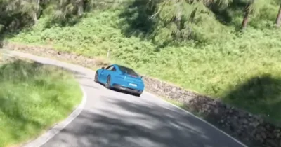 Un cycliste à fond percute une Porsche en oubliant les lois de la physique et fait son mea-culpa