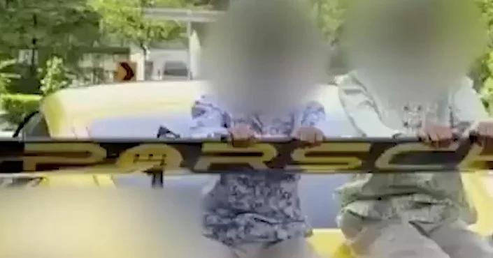 Il perd son permis en transportant ses enfants sur l’aileron de sa Porsche