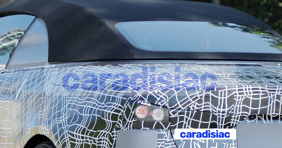 Un cabriolet BMW i4 est en préparation ! La preuve en images avec un prototype qui circule muni d’un gros camouflage sur les routes allemandes.