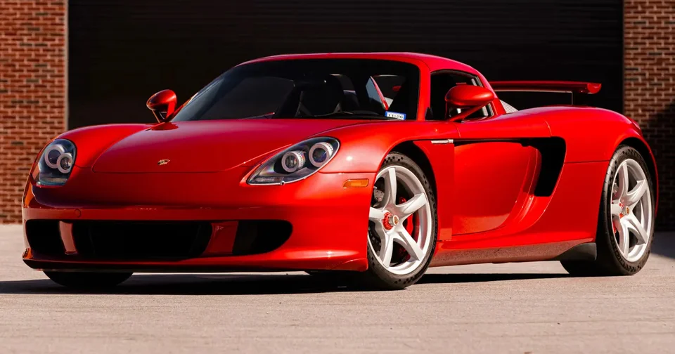 Oui, un fan Ferrari a repeint sa Carrera GT en Rosso Fuoco