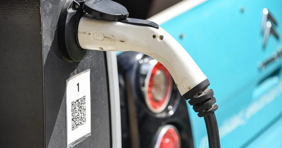 Bornes de recharge : comment éviter les pièges et cette nouvelle arnaque en plein essor ?