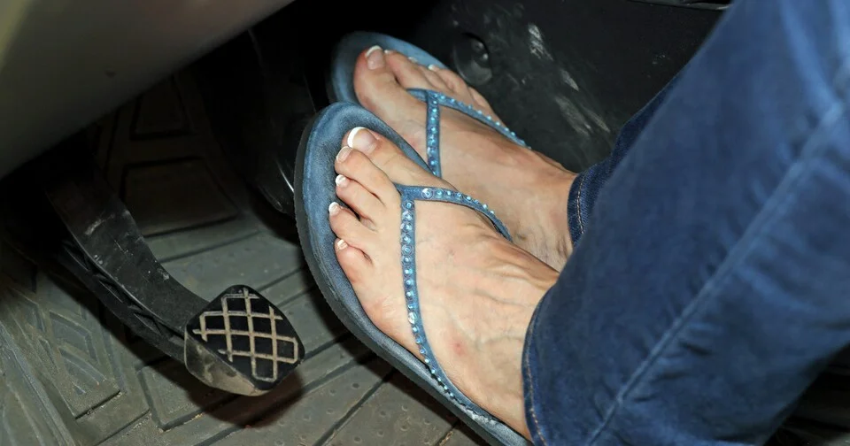 Conduire avec des tongs ou des claquettes : que dit la loi ?