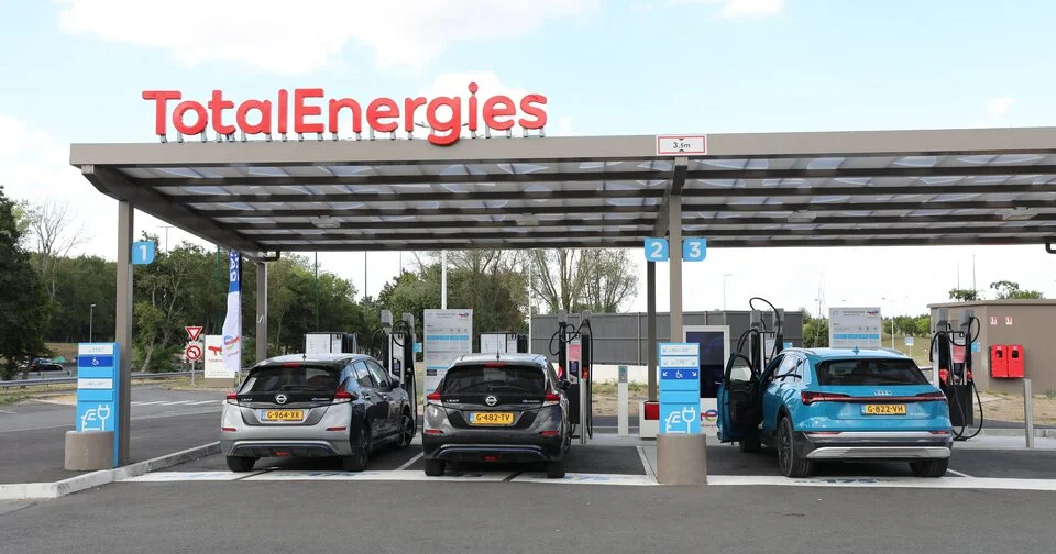 Sur l’autoroute A89 ce week-end, les automobilistes ont dû attendre longtemps pour les bornes de charge rapide
