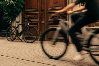 Moins chère que Cowboy et VanMoof… Moevs passe à l’attaque en France avec deux vélos au design radical
