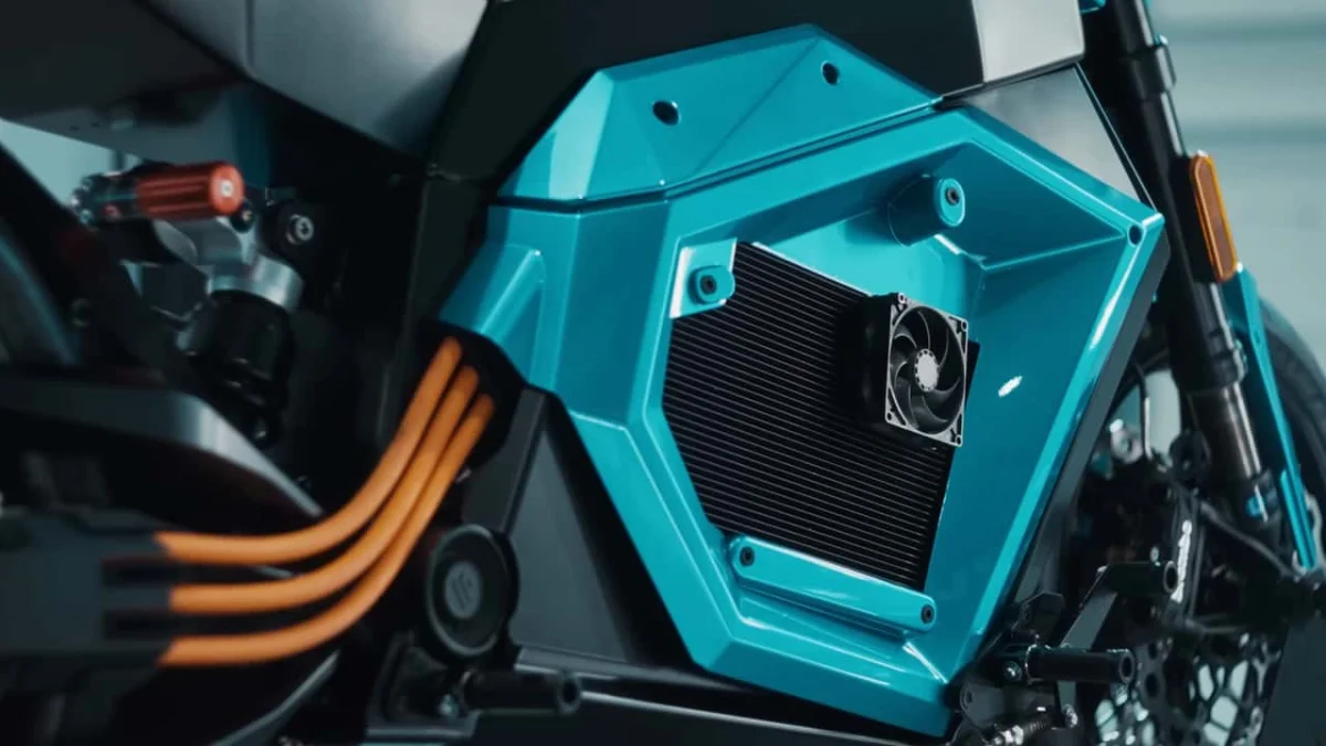 Tests incomplets, chiffres flous… et si cette moto à batterie solide n’était qu’un mirage ?