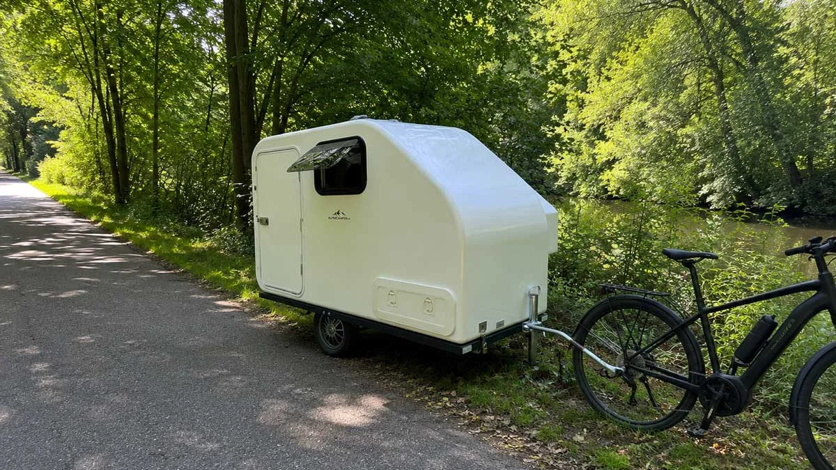 Cette mini-caravane pour vélo électrique cache un lit double extensible… et même des toilettes sèches