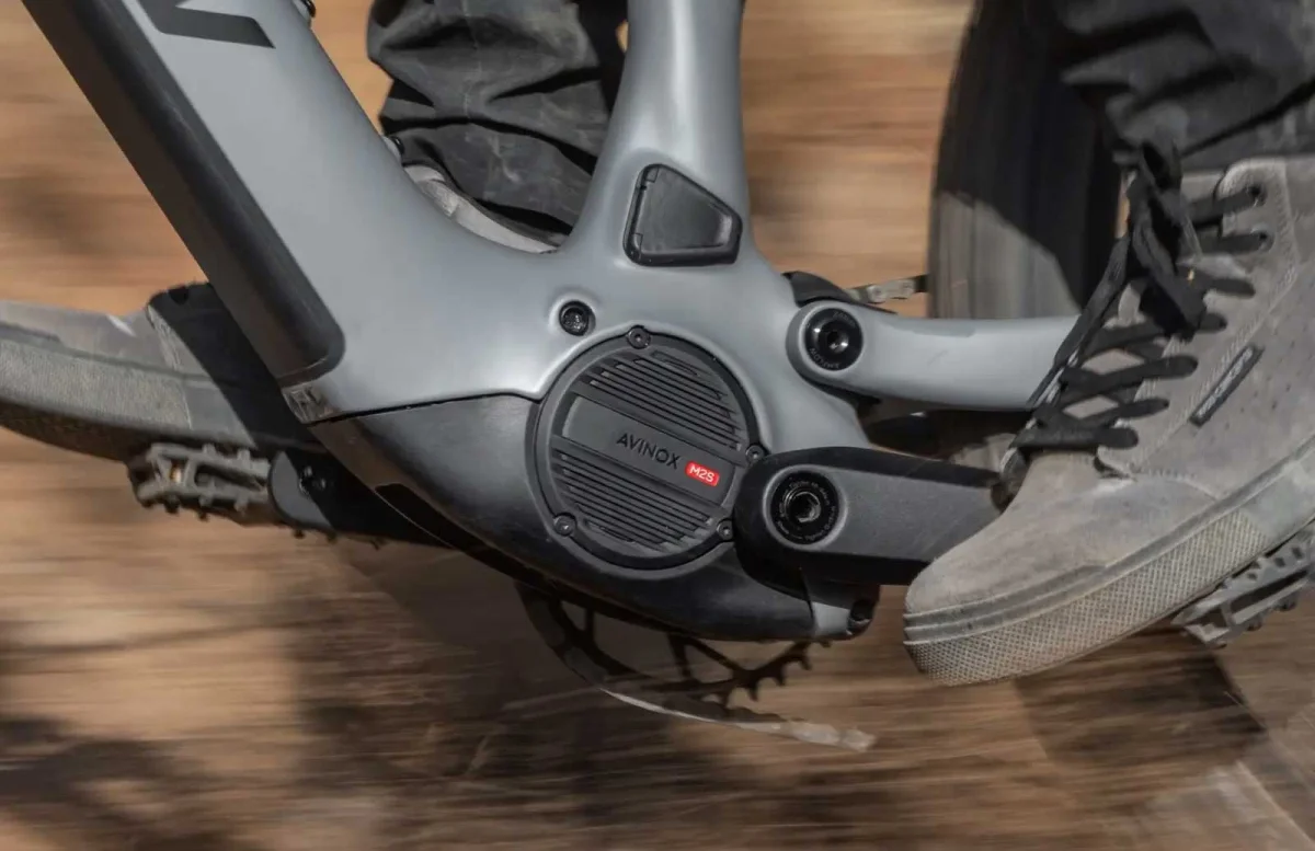 Course aux watts en VTT électrique : Avinox justifie sa surenchère, la majorité des pilotes n’en fera rien