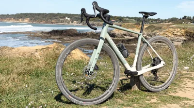 Les Français lâchent le VTT électrique : le gravel explose en 2026