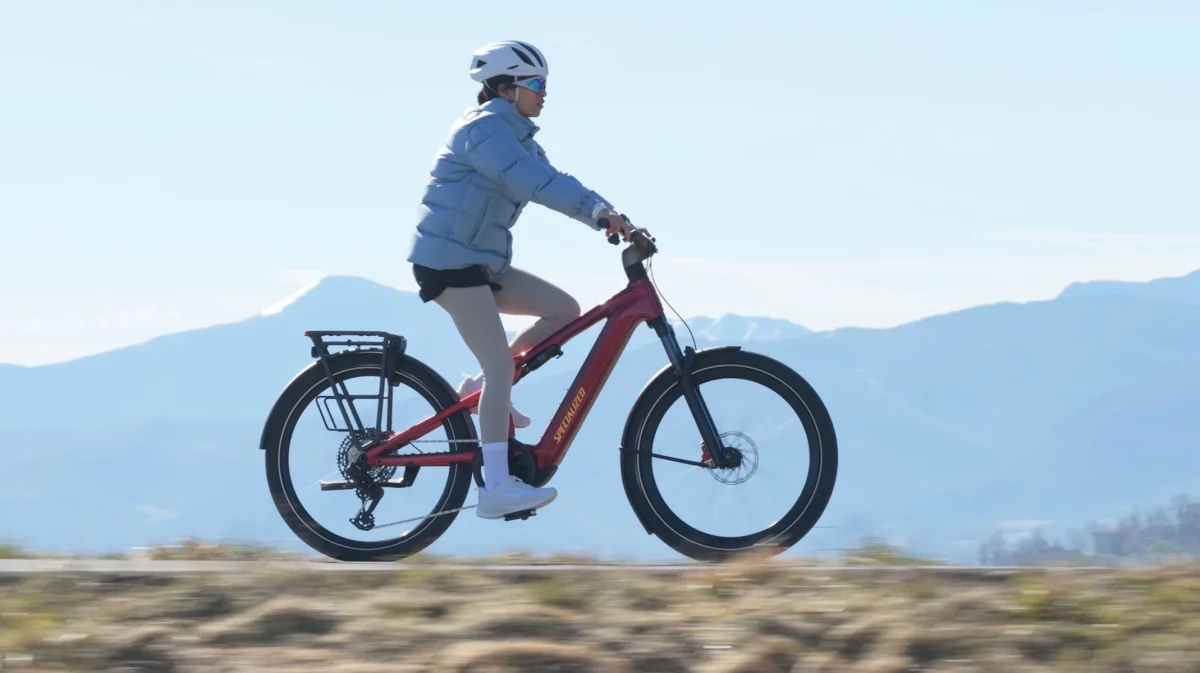 Specialized lance un vélo électrique XXL avec radar, suspension intégrale et équipements dignes d’une voiture