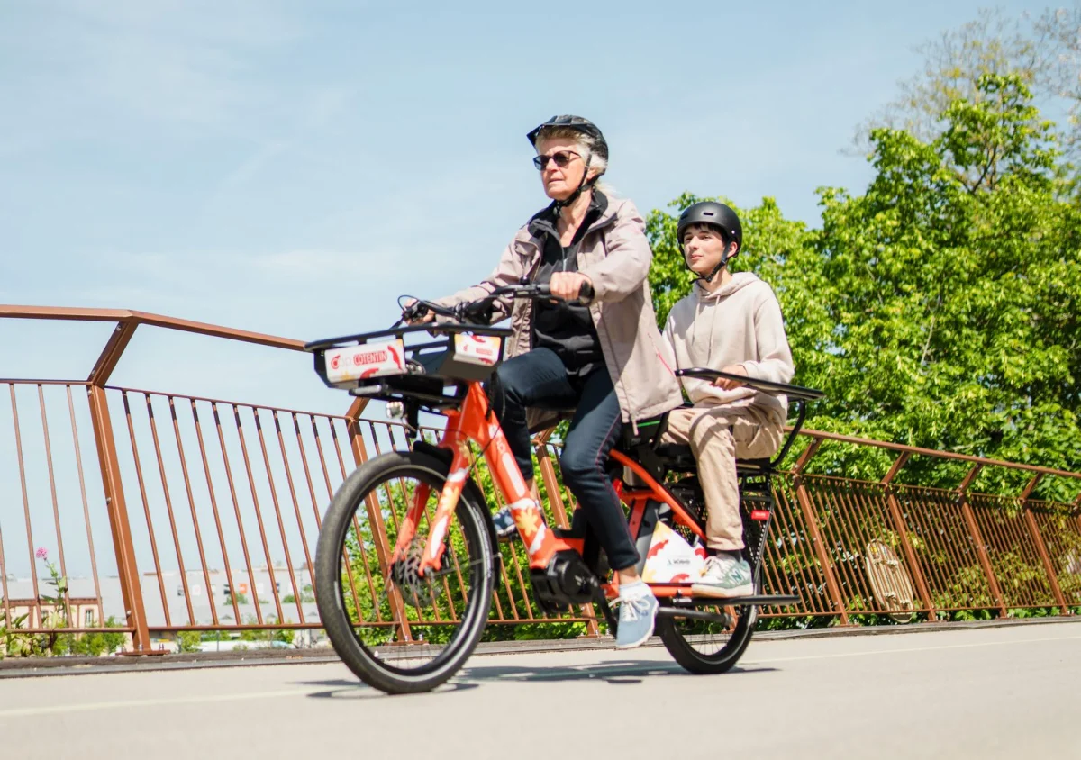 Ils montaient déjà à deux sur les vélos… comment cette ville normande a transformé l’infraction en innovation