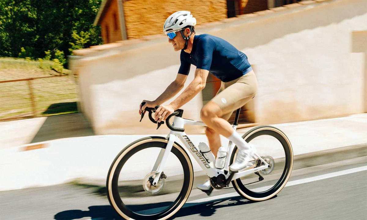 1 500 W de puissance… ce vélo de route électrique à moteur DJI Avinox envoie du très lourd