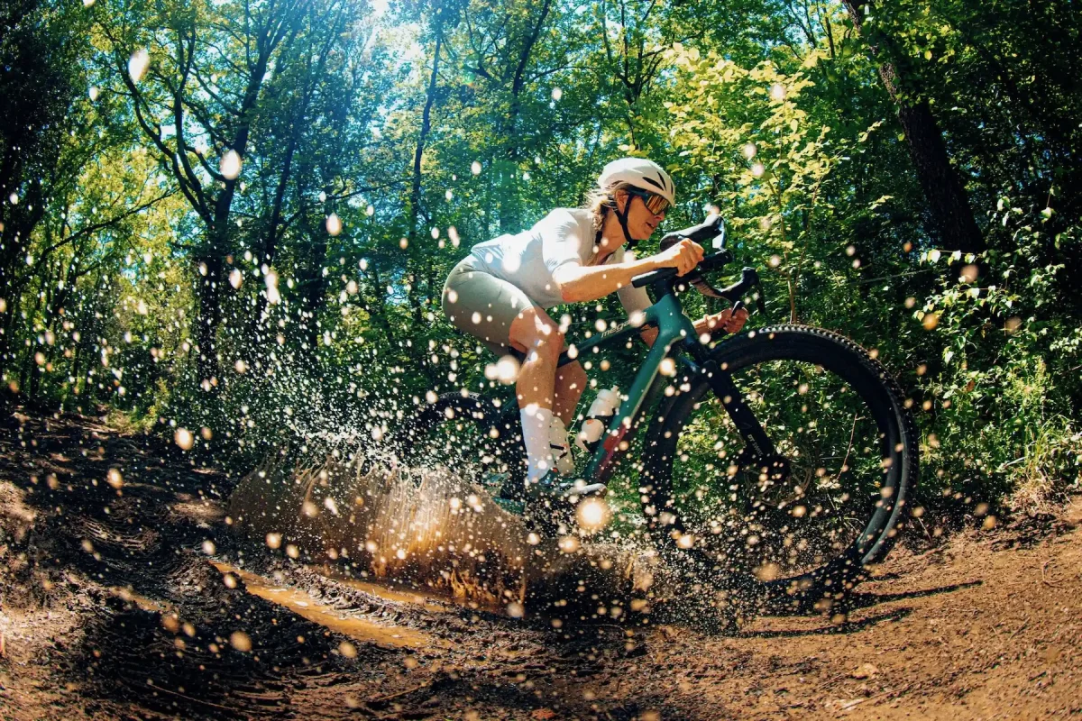 Megamo Along : le gravel DJI Avinox qui grimpe a 1 300 W et 130 Nm