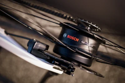 Moteur à moyeu, écran laminé et cure minceur… Bosch voit l’avenir tout en légèreté