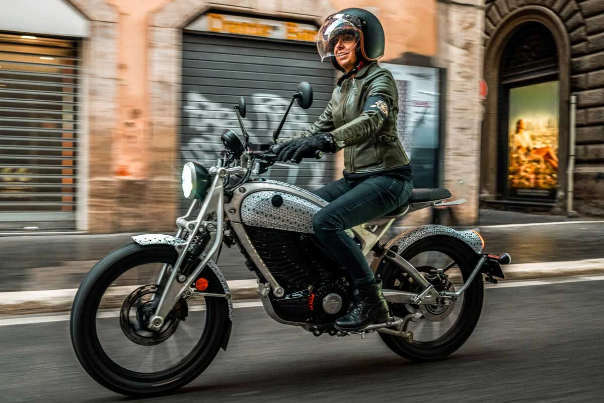 Royal Enfield débute les livraisons de sa première moto électrique