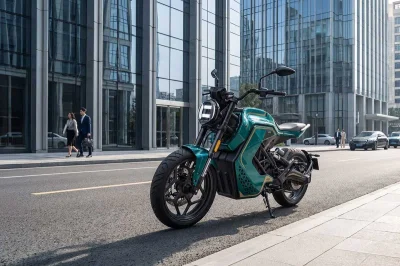 Double batterie, ABS… cette nouvelle moto 125 électrique venue d’Indonésie coche presque toutes les cases