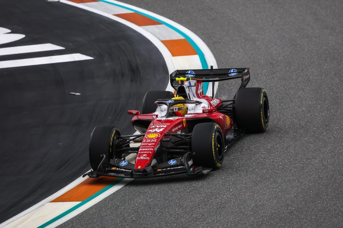 Hamilton pointe du doigt le simulateur de Ferrari
