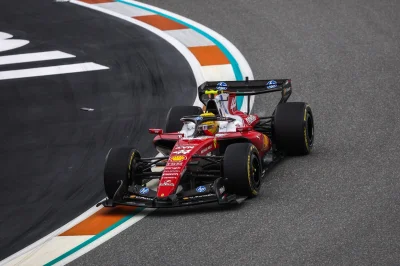 Hamilton pointe du doigt le simulateur de Ferrari