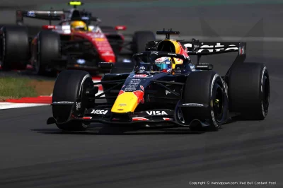 Les feux passent au vert pour un départ de Verstappen de Red Bull