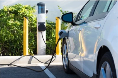 Étude Deloitte : les Français négocient encore leur passage à l’électrique