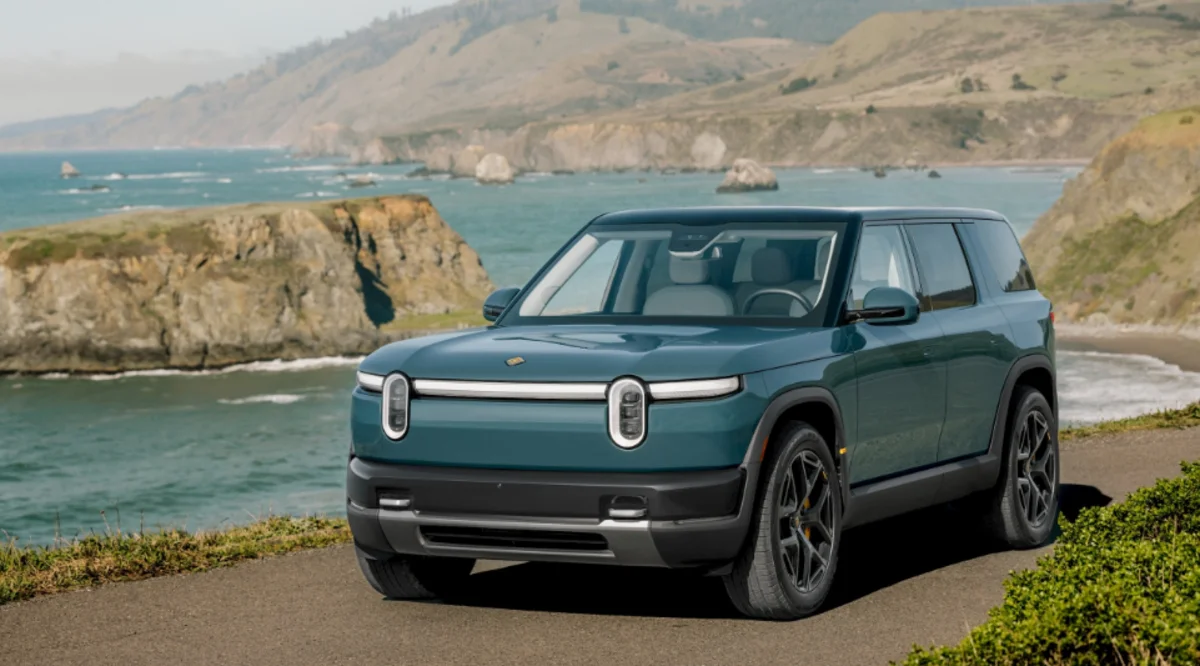 Rivian accélère son usine malgré un prêt réduit