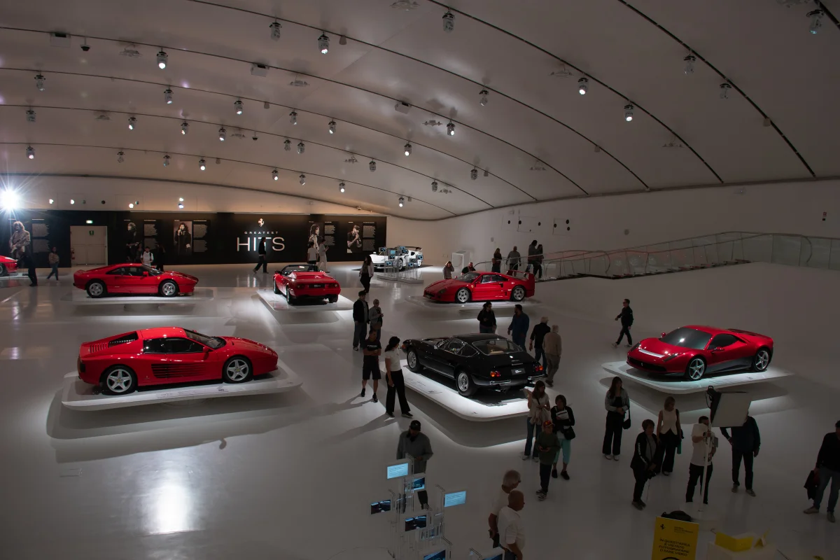 Exposition « The Greatest hits » au Musée Enzo Ferrari : quand deux musiques se rencontrent