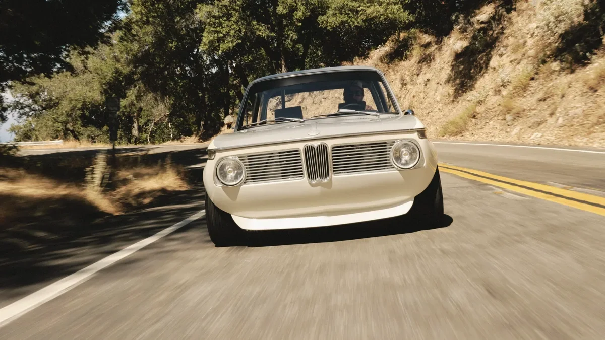 Son of Cobra : l’artisan qui sculpte seulement deux BMW 2002 en carbone par an