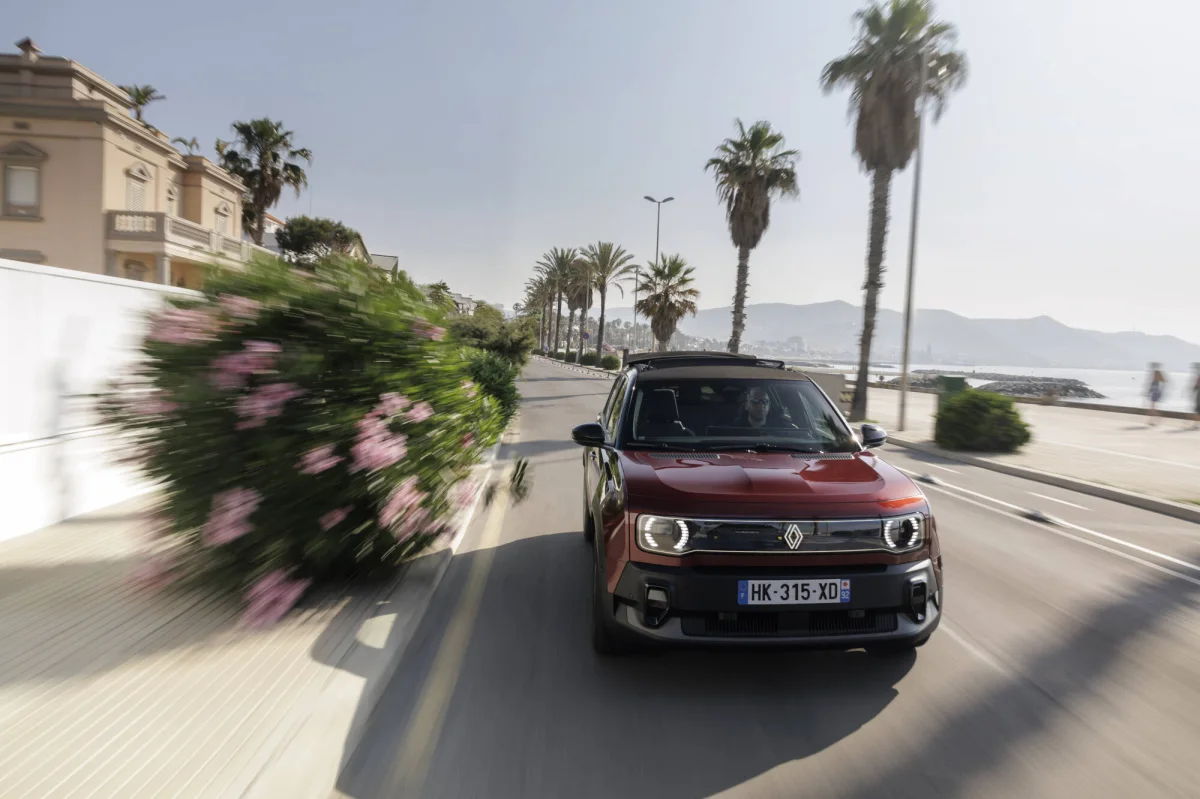 Essai Renault 4 E-Tech electric Plein Sud : le SUV électrique qui enlève le toit (et assume)