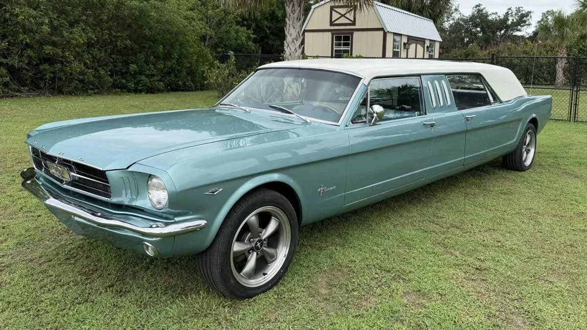Une Ford Mustang 1966 transformée … en limousine de 6,5 mètres