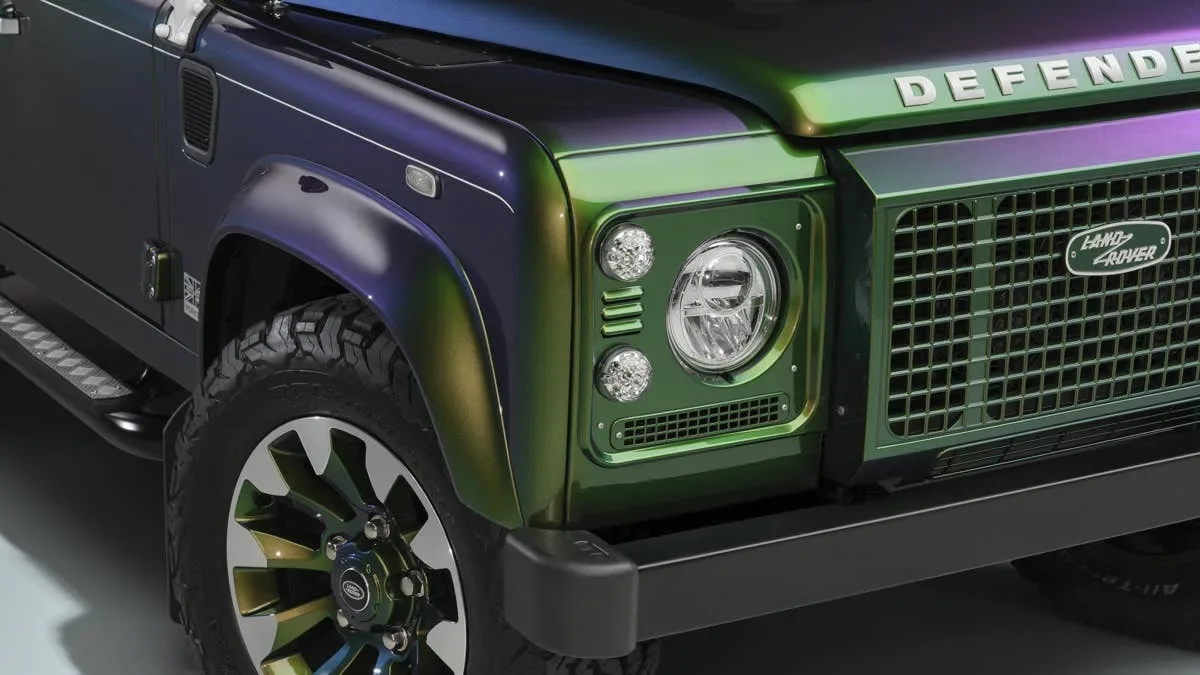 Un acheteur mystère commande quatre Defender V8 à peinture caméléon pour plus d’un million d’euros