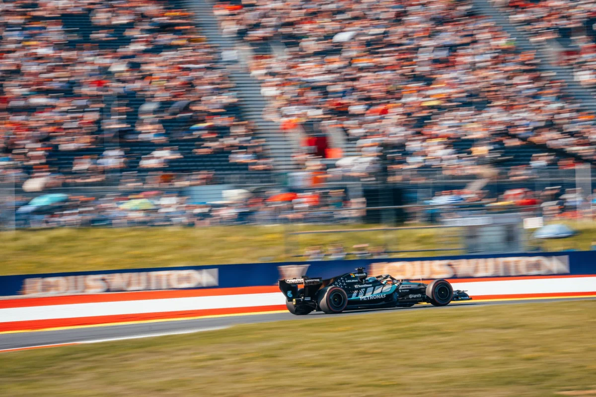 F1 Autriche 2026 : George Russell signe une pole remise en cause par Ferrari