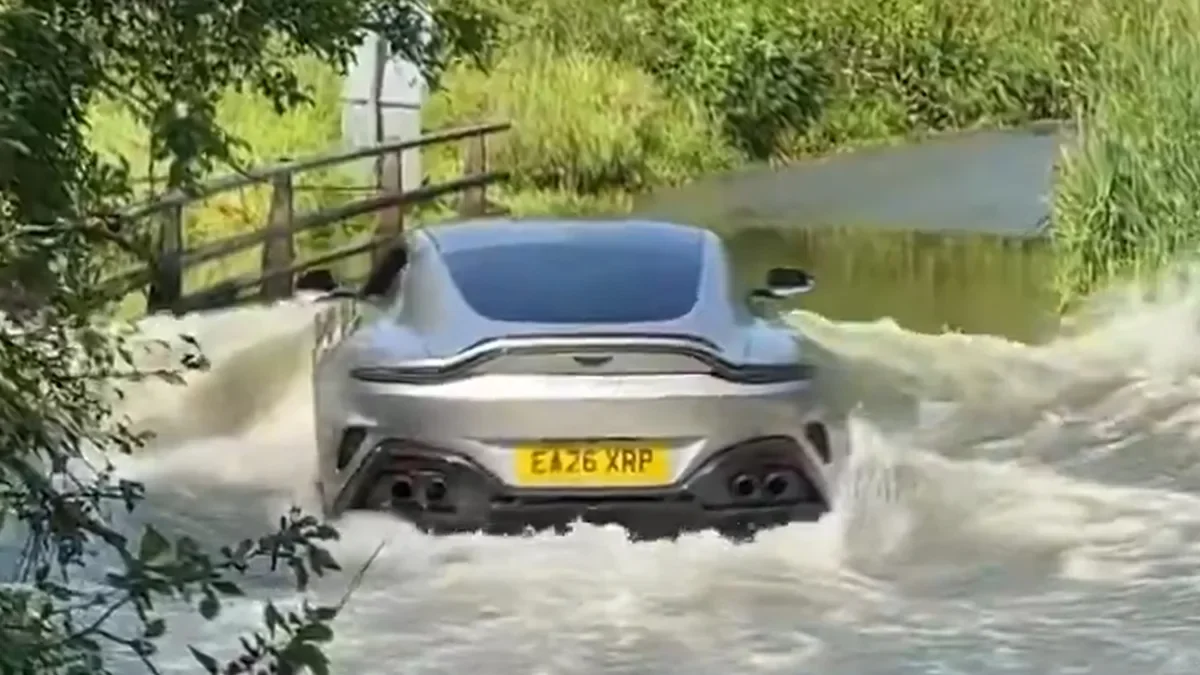 Il noie son Aston Martin Vantage sur une route inondée et se fait nommer «James Pond» par le web